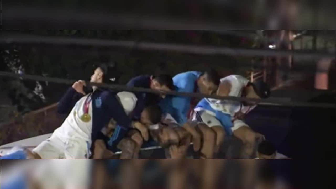 ¡De no creer! Sacerdote estrelló a cinco carros y culpó al vino de consagrar