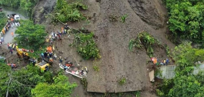 Historia de dolor y vida de niña rescatada de bus sepultado por derrumbe