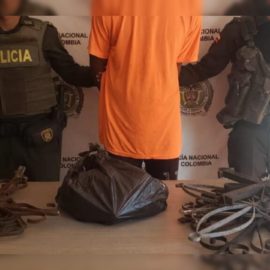 ¡Indignante! Sorprenden a hombre tras robarse las cruces de un cementerio