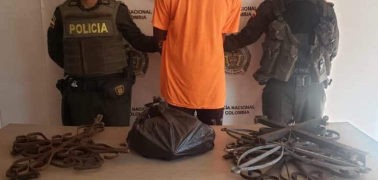 ¡Indignante! Sorprenden a hombre tras robarse las cruces de un cementerio