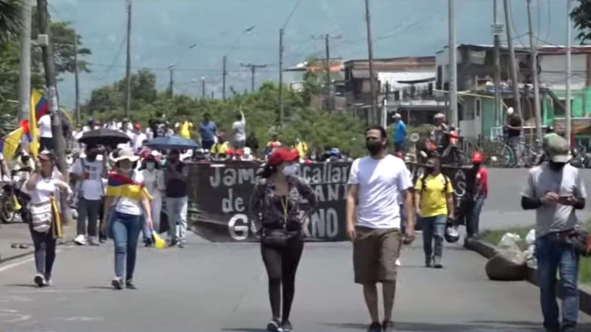 Petro confirmó la muerte de 27 pasajeros del bus sepultado por derrumbe en Risaralda