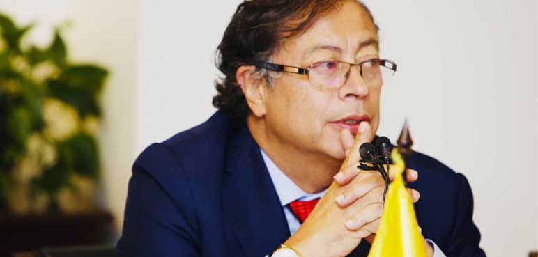 Petro redobló defensa a Pedro Castillo e hizo dura crítica internacional