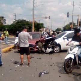 Domingo accidentado en Cali tras aparatoso choque de dos carros