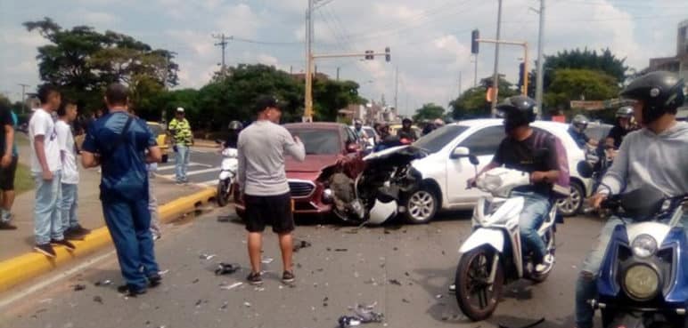 Domingo accidentado en Cali tras aparatoso choque de dos carros