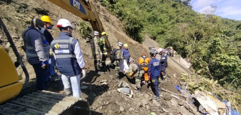 Revelan lista de fallecidos en la tragedia de un bus sepultado en Risaralda