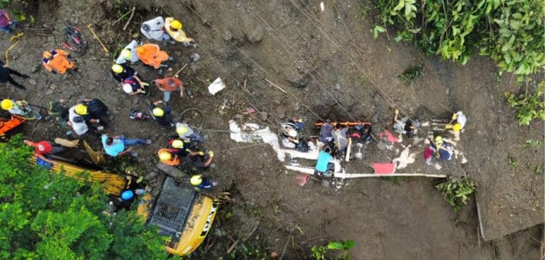 Ya son 12 los pasajeros muertos del bus sepultado por derrumbe en Risaralda