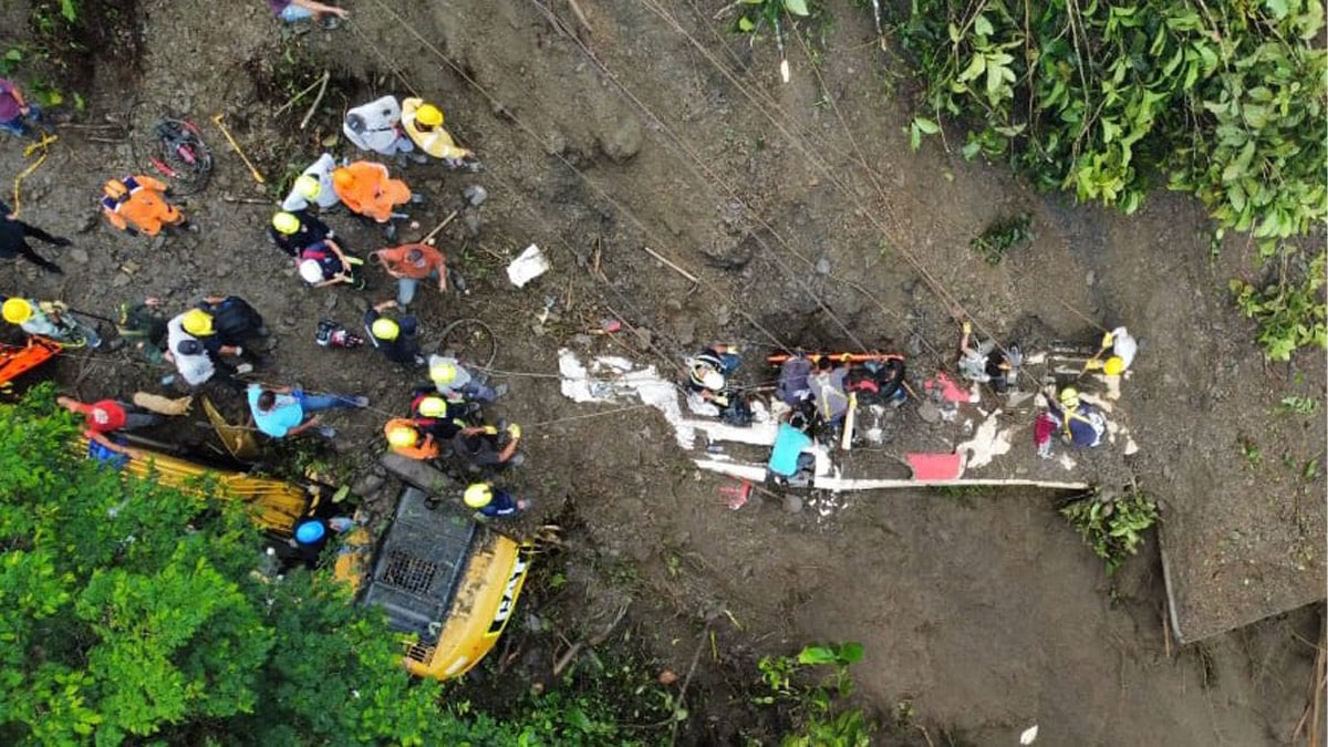 Ya son 12 los pasajeros muertos del bus sepultado por derrumbe en Risaralda