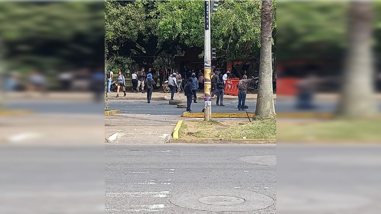 Video: Anddy Caicedo cantó con jóvenes en un semáforo de Cali