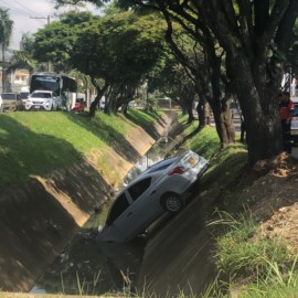 Un carro perdió el control y terminó en un canal de aguas lluvias de Cali
