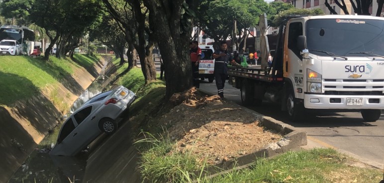 Un carro perdió el control y terminó en un canal de aguas lluvias de Cali