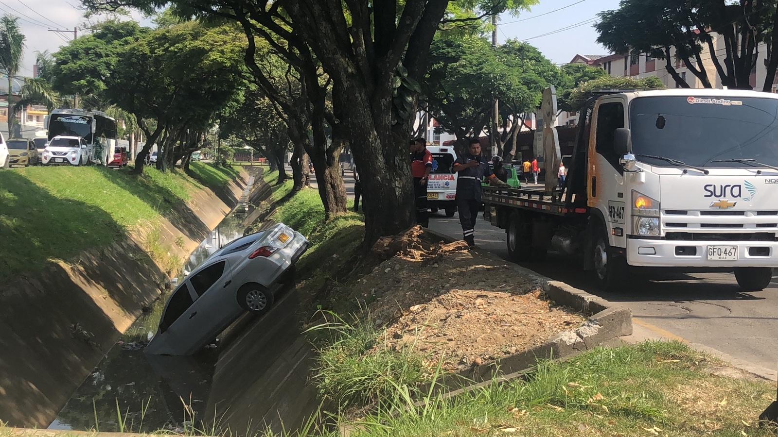 Un carro perdió el control y terminó en un canal de aguas lluvias de Cali