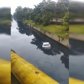 Vehículo terminó en un canal de aguas residuales en el oriente de Cali