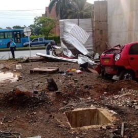 Video: Vehículo ingresó a la construcción de un local comercial en el sur de Cali
