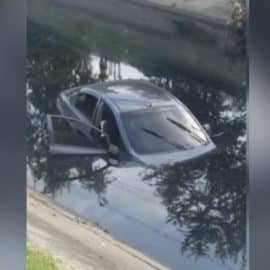 Carro terminó en canal de aguas residuales tras microsueño del conductor