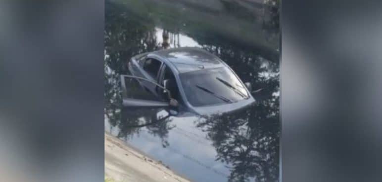 Carro terminó en canal de aguas residuales tras microsueño del conductor