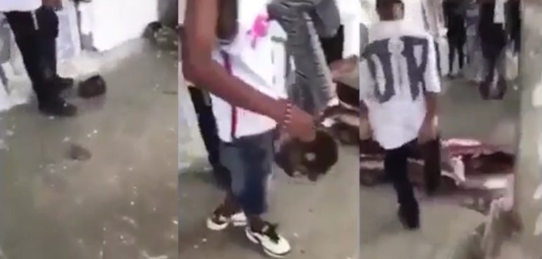 Aterrador video de jóvenes que desenterraron cuerpo, ahora jugando con su cabeza