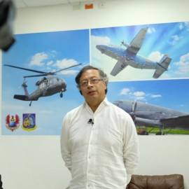 Avión en el que Petro viajaba al Cauca sufrió el impacto de un rayo