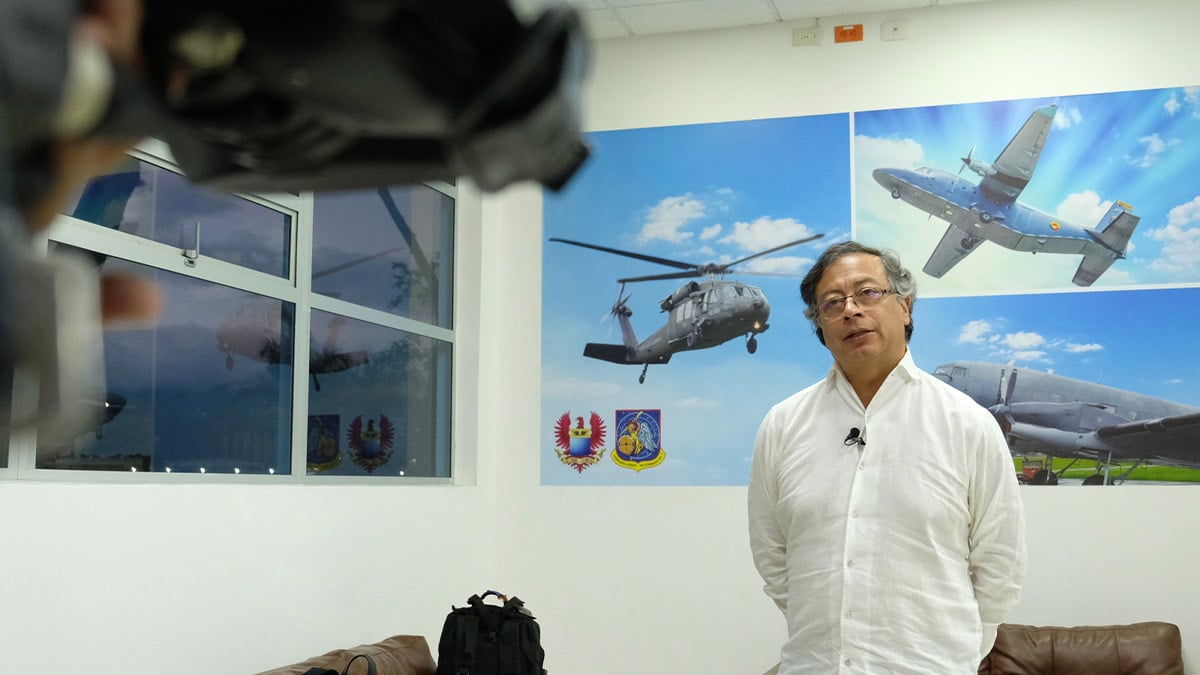 Avión en el que Petro viajaba al Cauca sufrió el impacto de un rayo