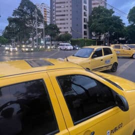 Disputa en Cali entre taxistas y conductores de plataformas por pasajeros