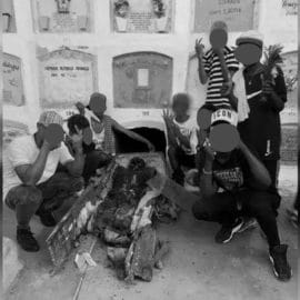 Jóvenes habrían sacado cadáver de amigo fallecido y subieron fotos a redes
