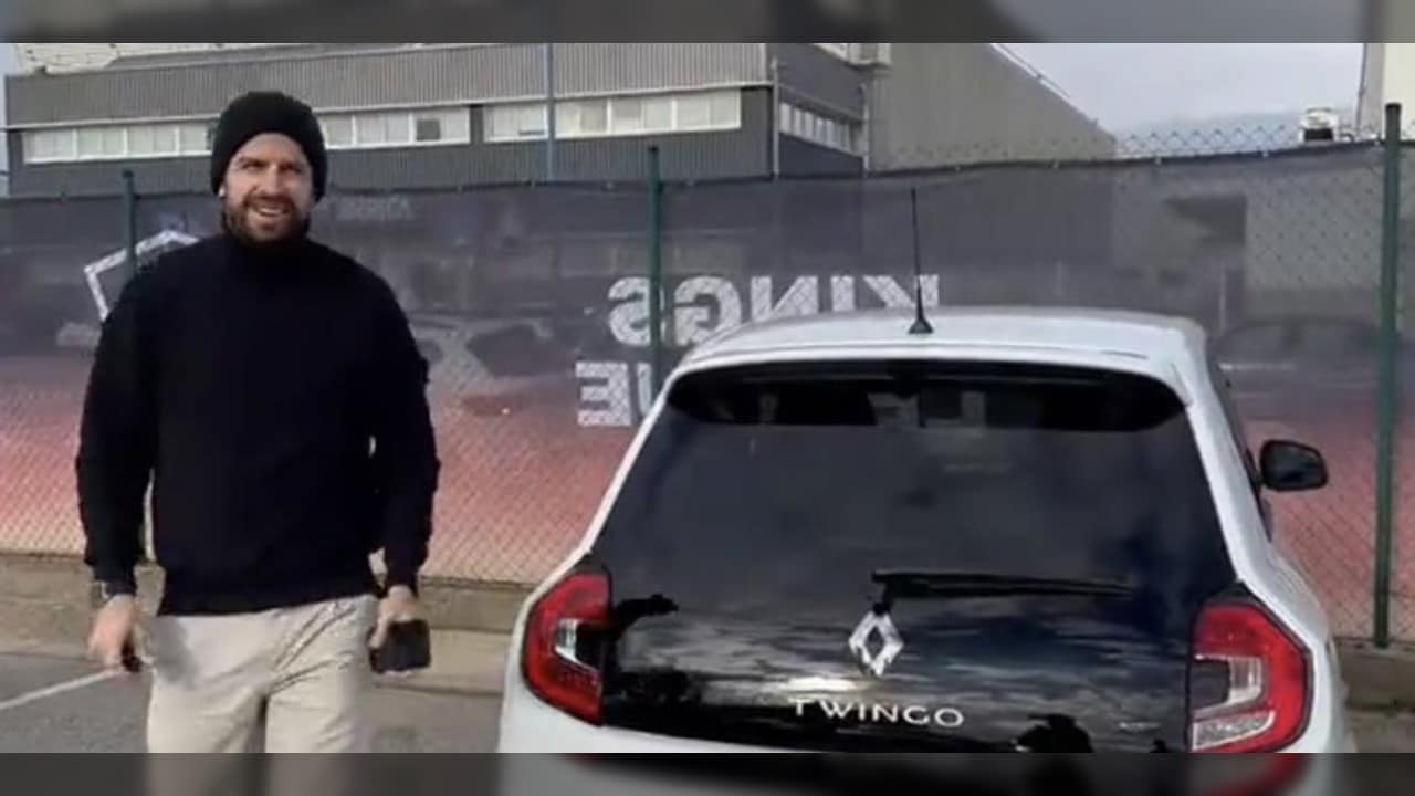 La polémica continúa: Piqué llegó a su trabajo a bordo de un Twingo