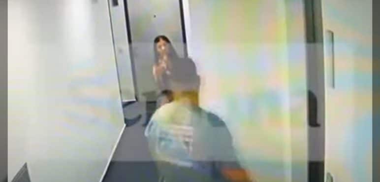 Otra mujer estuvo con John Poulos en su edificio, autoridades la buscan