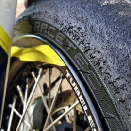 ¿Qué requisitos se necesitan para hacer piques y acrobacias en moto?