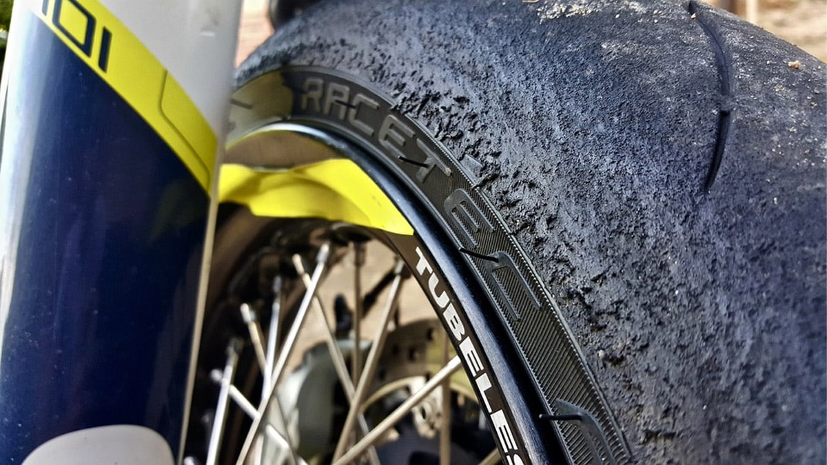 ¿Qué requisitos se necesitan para hacer piques y acrobacias en moto?