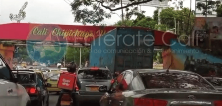 Reportan masivo trancón en el puente de Chipichape por una tractomula