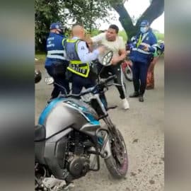 Tras brutal agresión a agentes de tránsito, capturan a dos motociclistas