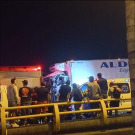 Un fuerte accidente de tránsito entre dos vehículos de carga en el nororiente de Cali