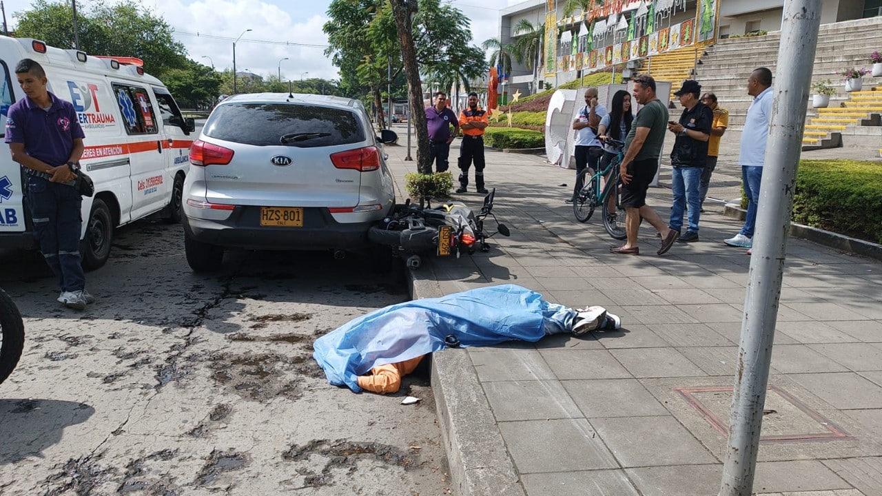 Disparos al aire e intercambio de armas: duras críticas por caravana fúnebre en Cali