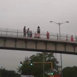 Una mujer que intentó lanzarse de un puente causó pánico en el sur de Cali