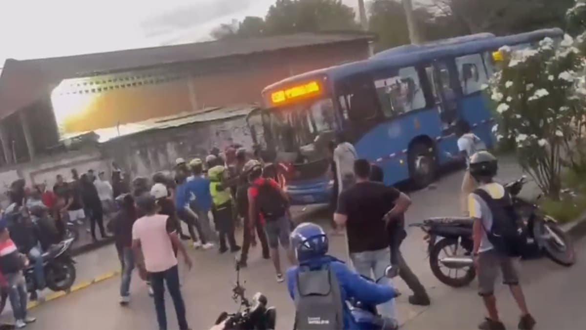 Video: Un habitante de calle fue arrollado por un bus del MÍO en el centro de Cali
