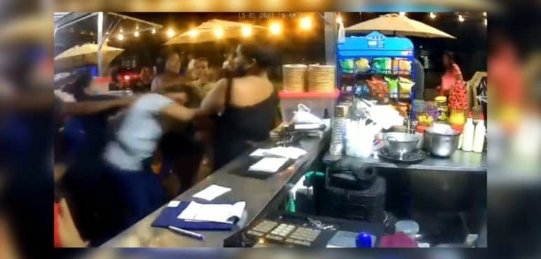 ¡Por una ensalada! Con agarrones de pelo y puños, mujeres se pelearon en Buga