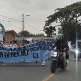 Bloqueo en la vía Jamundí: padres de familia reclaman transporte escolar