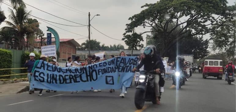 Bloqueo en la vía Jamundí: padres de familia reclaman transporte escolar