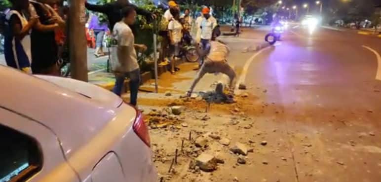 A punta de porra, comunidad destruyó bolardos de cemento instalados en Cali