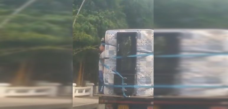 Ataron hasta el ayudante: Curiosa forma de realizar un trasteo en Cali