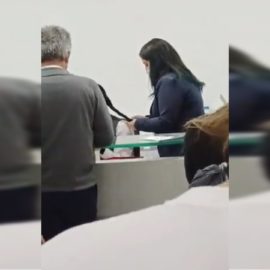 ¡De no creer! Funcionarias de una EPS se peinan mientras hay largas filas