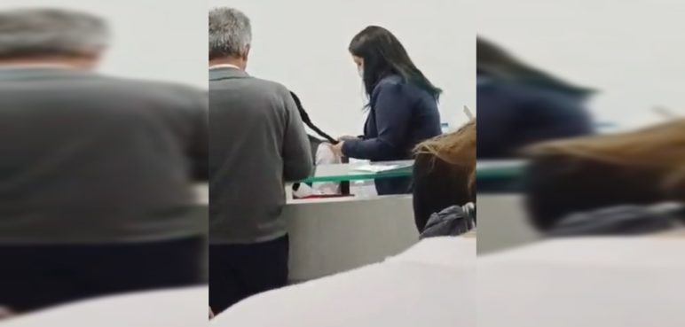 ¡De no creer! Funcionarias de una EPS se peinan mientras hay largas filas