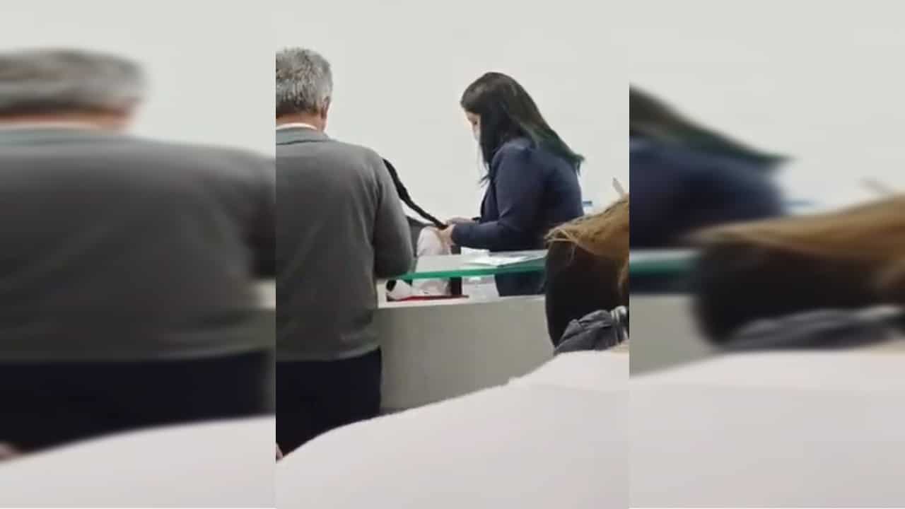 ¡De no creer! Funcionarias de una EPS se peinan mientras hay largas filas