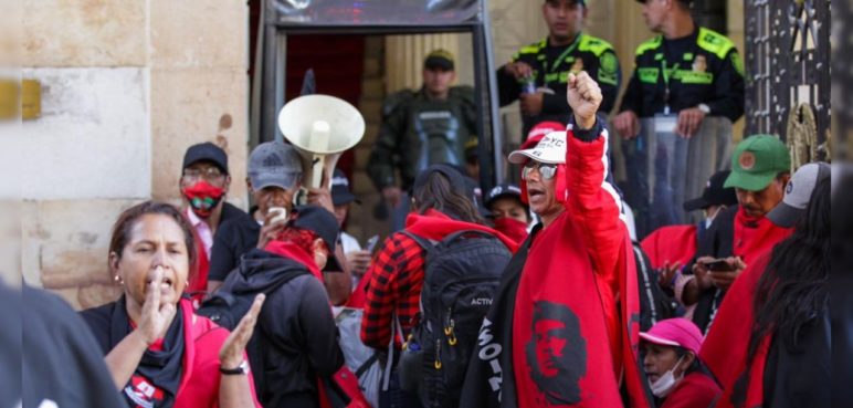 Docentes del Cauca acamparon afuera del Congreso como protesta