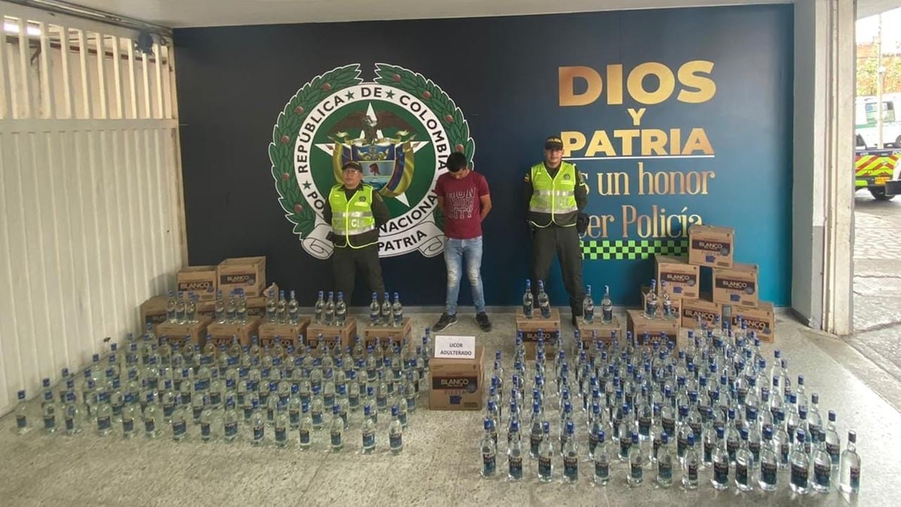 En Cali 240 botellas de licor adulterado fueron incautadas en un vehículo