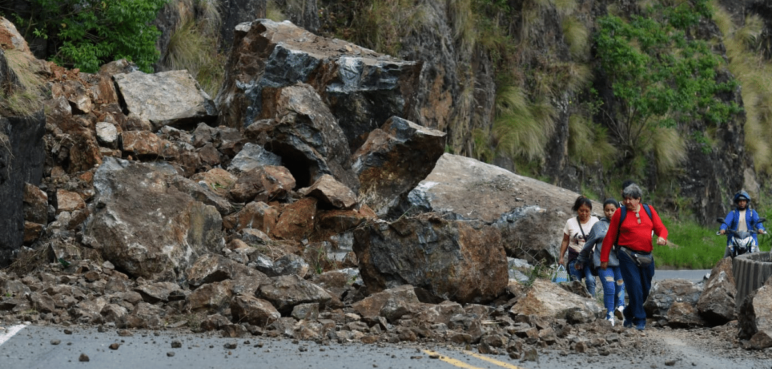 Invías presentó rutas alternas a la Vía al Mar por derrumbe en la zona