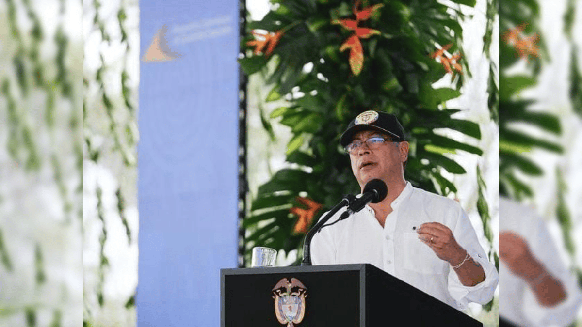 El expresidente Álvaro Uribe fue nuevamente increpado en un aeropuerto