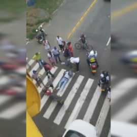 Motociclista permanece en cuidados intensivos tras caer de un puente