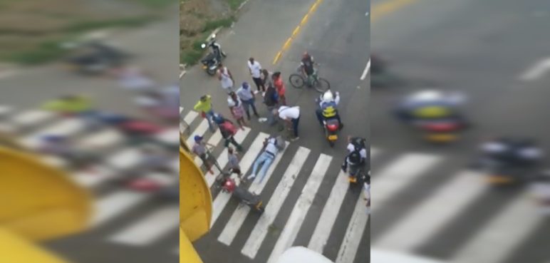 Motociclista permanece en cuidados intensivos tras caer de un puente