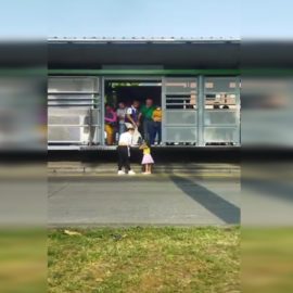 Una mujer pone en riesgo a una menor de edad al intentar colarse en el MÍO