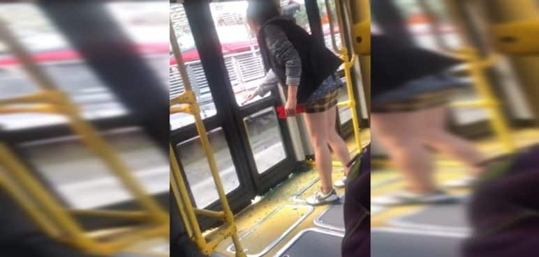 Una mujer rompió la puerta de un bus porque no le paró en una estación